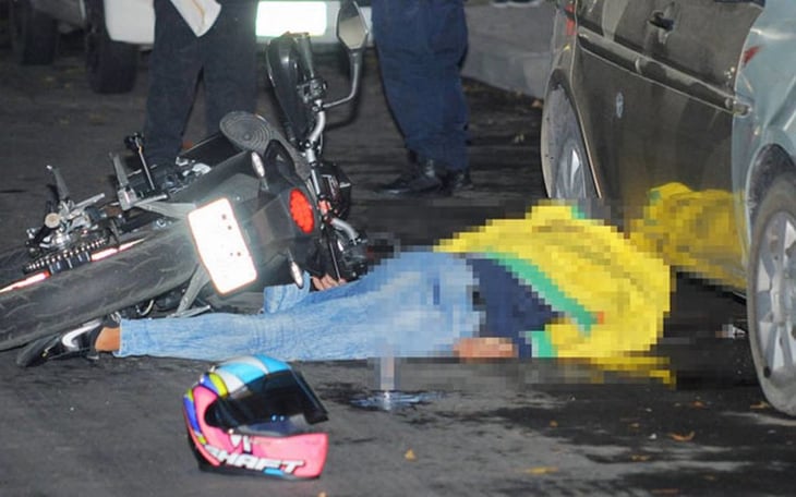 Hombre mata a balazos a una mujer y huye en moto en CDMX