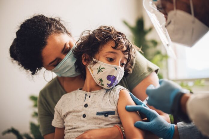 Regulador EU revisará más datos antes de decidir vacuna a menores de 5 años