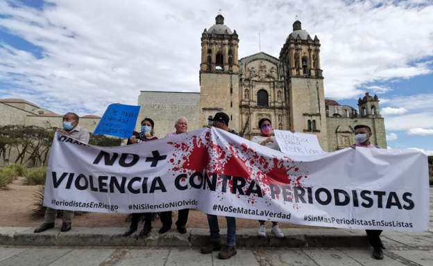 Reporteros protestan en Oaxaca por asesinato de periodista
