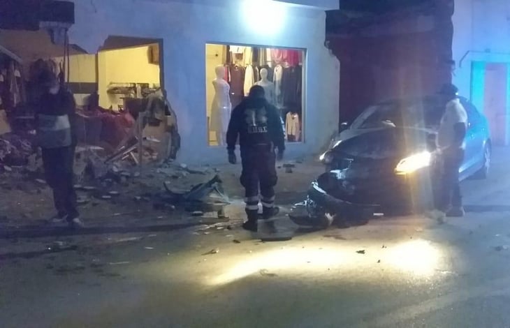 Joven impacta boutique de ropa de Monclova y destroza su automóvil