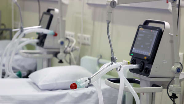 Hospitalizaciones por COVID-19 caen en Nueva York a niveles previos a Ómicron