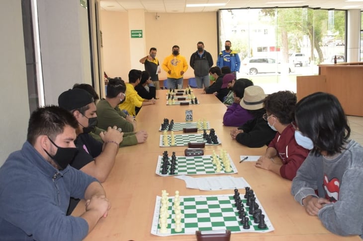 Estudiantes de FIME se preparan para torneo  de ajedrez