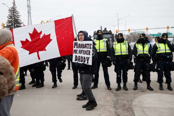 La Policía canadiense despeja el bloqueo del puente internacional Ambassador