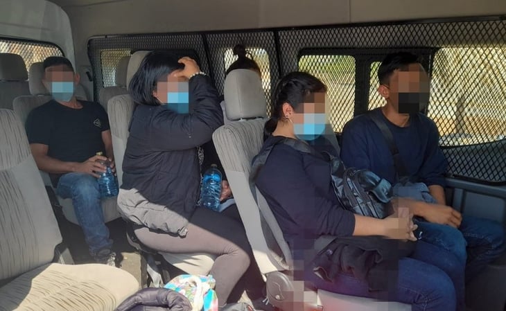 Detienen a presunto funcionario que llevaba migrantes en su automóvil