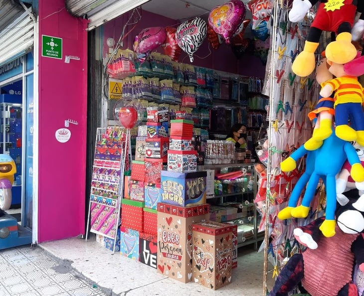 Comerciantes de Monclova aprovechan San Valentín y alargan sus horarios de venta