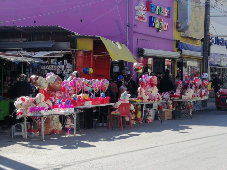 Comerciantes informales aprovechan el Día de San Valentín para hacer su 'agosto' en Monclova 