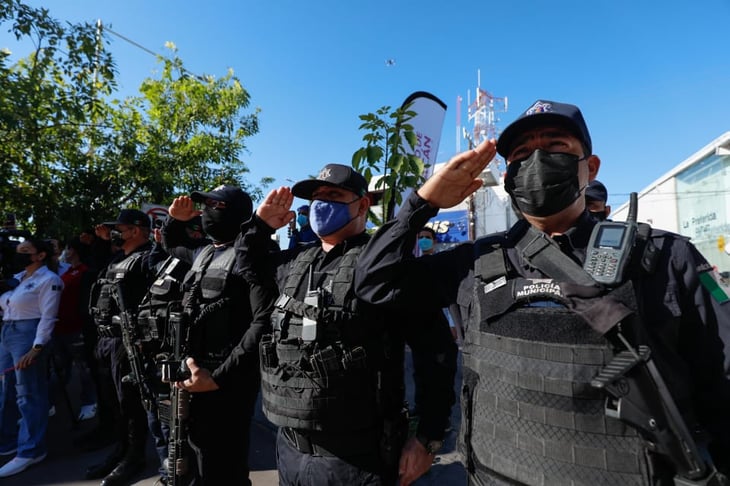 Indagan video de policías de Sinaloa saludando a hombre armado