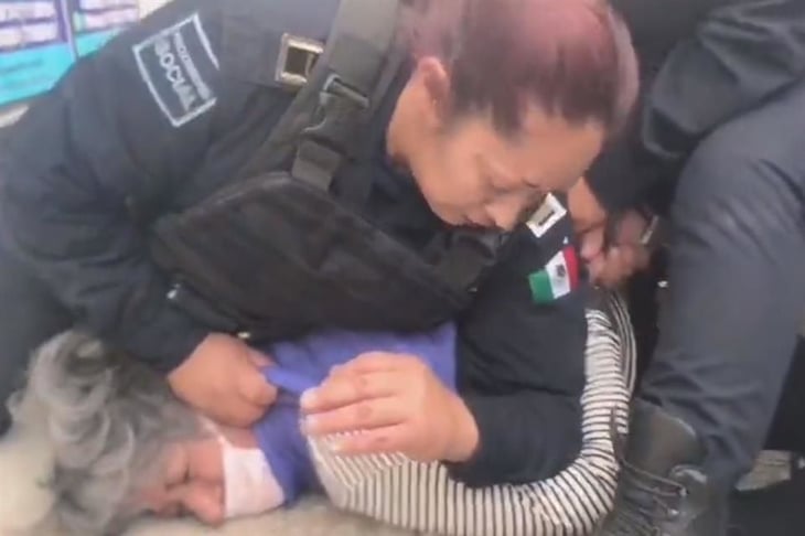 No presenta su licencia actualizada; policías someten a mujer de tercera edad