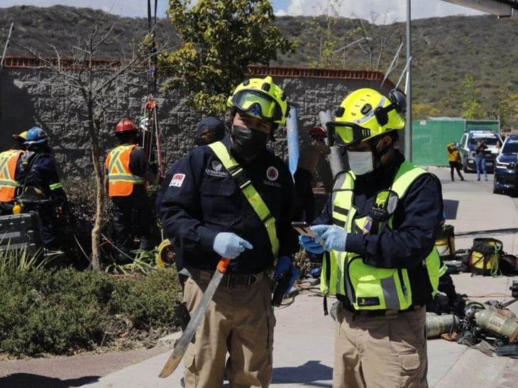 Tres personas mueren al caer a un drenaje en Querétaro