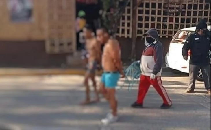 Exhiben semidesnudos a 2 presuntos ladrones en Oaxaca
