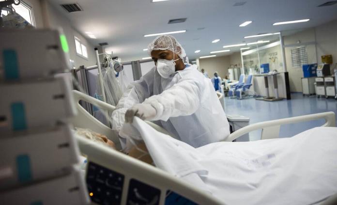 Los casos de ómicron caen bruscamente en América, pero aún suben las muertes