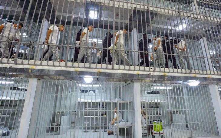 Tailandia detecta un brote con 965 casos de la COVID-19 en una prisión