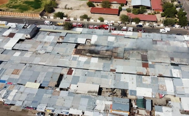Incendio en tianguis consume 12 locales en Hermosillo, Sonora