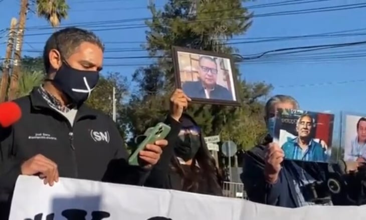 Periodistas protestan durante conferencia de AMLO en Tijuana