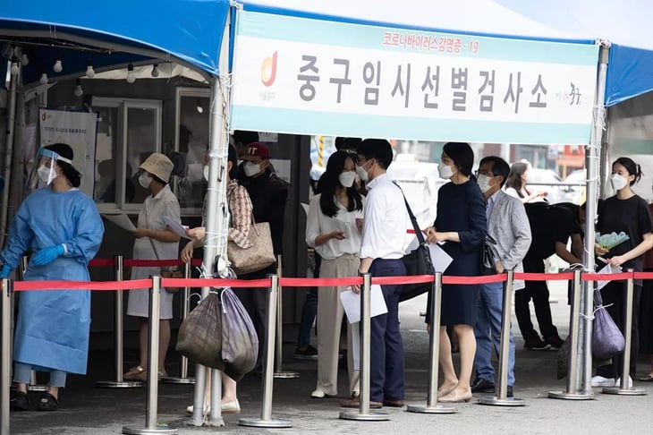 Corea del Sur suma récord de casos por Ómicron pero relaja alguna restricción