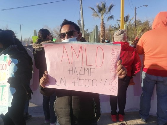 Reciben a AMLO con protestas y agradecimientos en Ciudad Juárez 