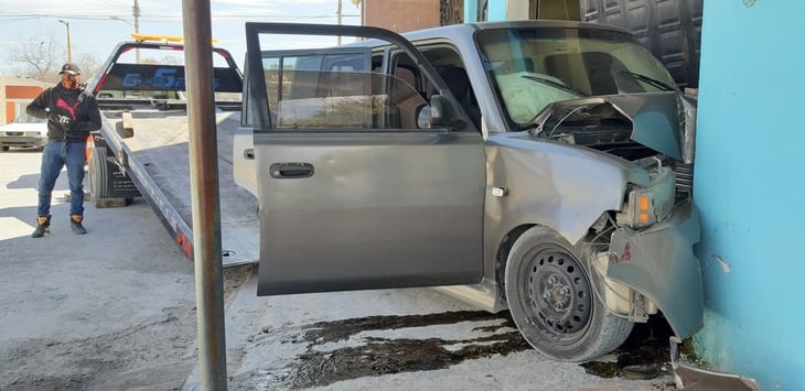 Mujer choca domicilio ajeno y destroza su automóvil al huir de la amante de su esposo en Monclova