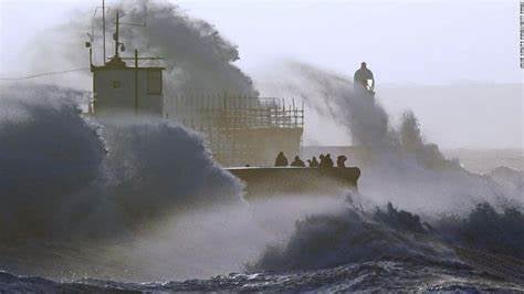 La tormenta Eunice azota con vientos huracanados a Reino Unido