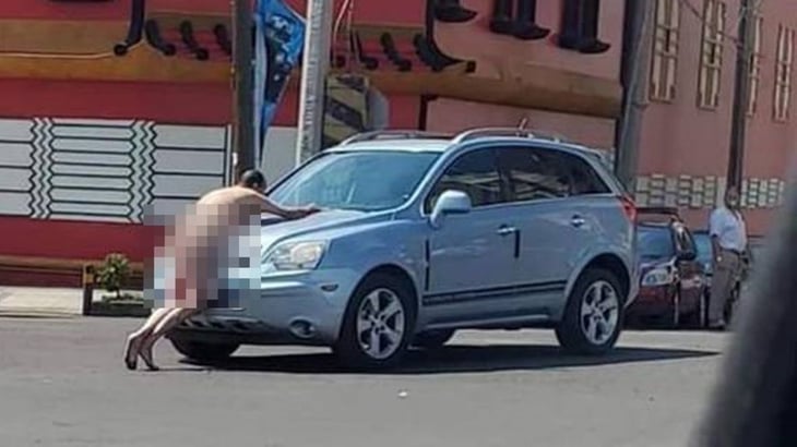 VIDEO: Captan a hombre desnudo afuera de un motel suplicándole a una mujer