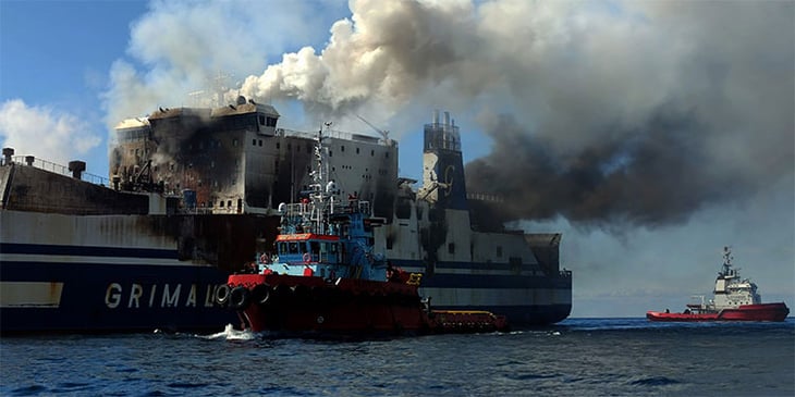 Hallan el primer cadáver de una víctima del ferry incendiado en Grecia