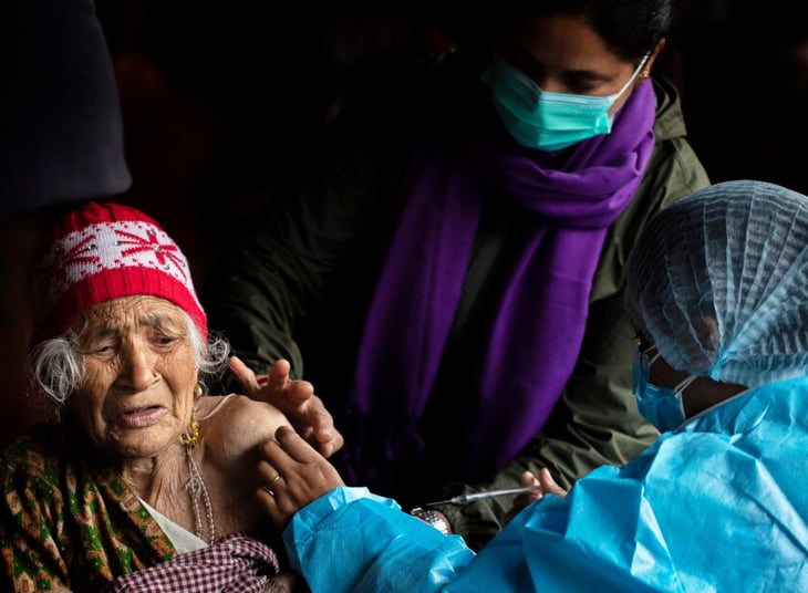 El reto de vacunar contra la COVID-19 en el país del Himalaya