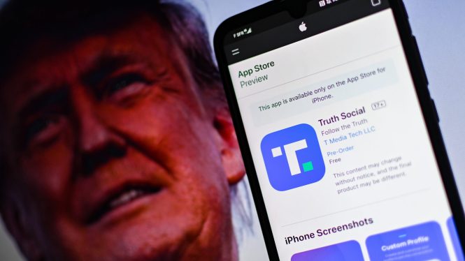 La red social de Donald Trump ya está disponible en iOS