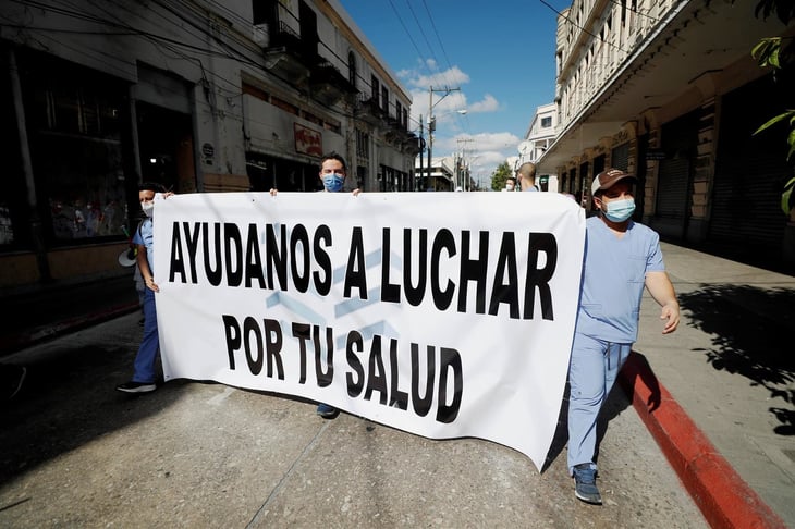 Médicos guatemaltecos marchan como protesta por falta de medicinas y equipo