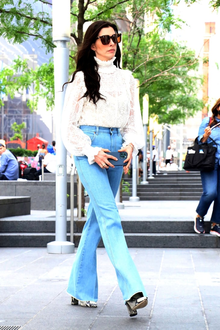 Anne Hathaway dicta cómo tener estilo con jeans acampanados