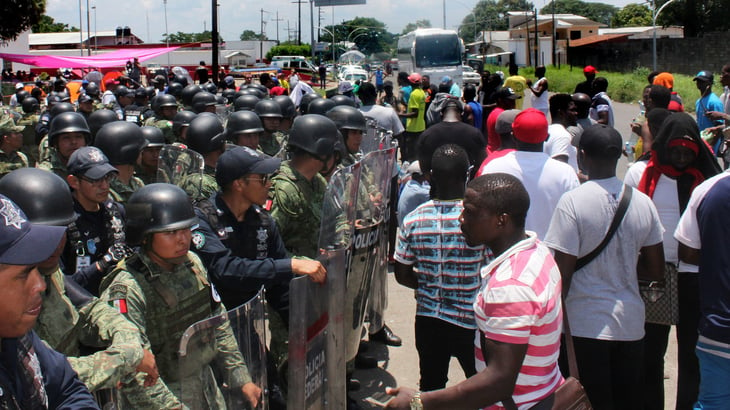 Migrantes confrontan a la Guardia Nacional en Tapachula, Chiapas