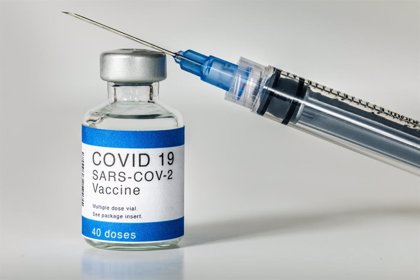 Sanofi y GSK ponen a punto su vacuna contra la COVID tras un año de retraso