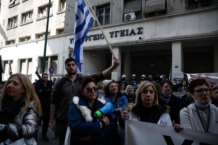 Médicos y sanitarios griegos protestan contra la precariedad de salud pública