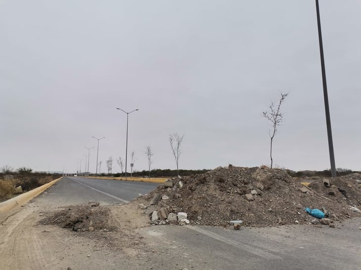 Reaparece dueño de predio y con tierra bloquea avenida céntrica en Monclova