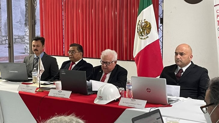 Raúl Flores entrega CMIC a su nuevo presidente