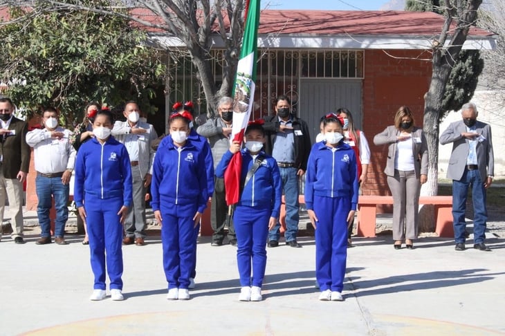 En Cuatro Ciénegas autoridades y alumnos celebran Día de la bandera