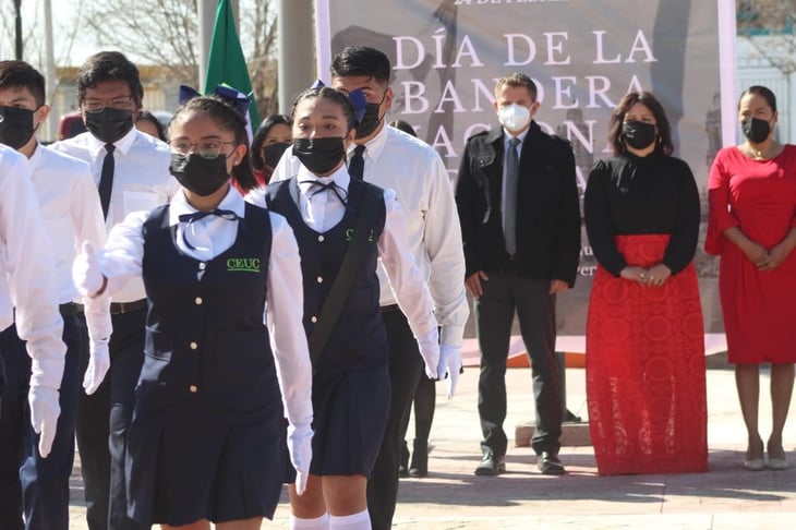 San Buenaventura iza la bandera de México en su 82 aniversario
