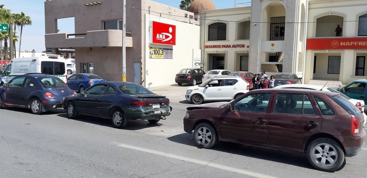 Carambola de tres vehículos deja cuantiosos daños materiales en Monclova