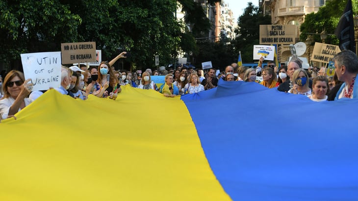 Cientos de ucranianos protestan frente a la embajada rusa en Buenos Aires