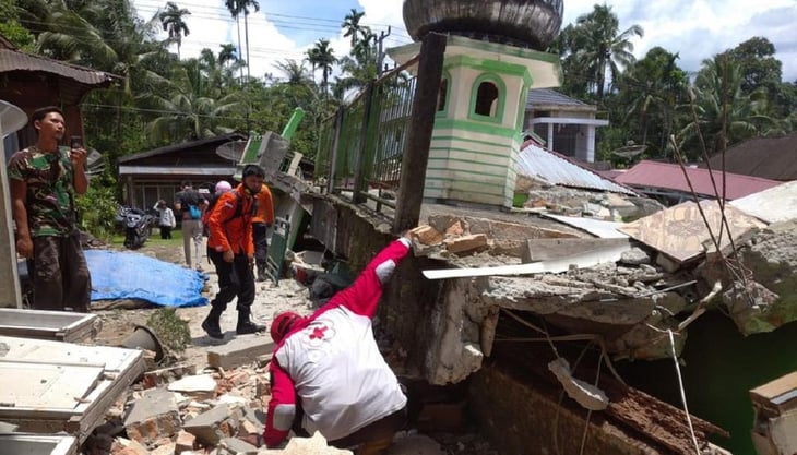 Terremoto de 6.2 en isla de Indonesia: deja 7 muertos y 82 heridos; ya evacúan a habitantes