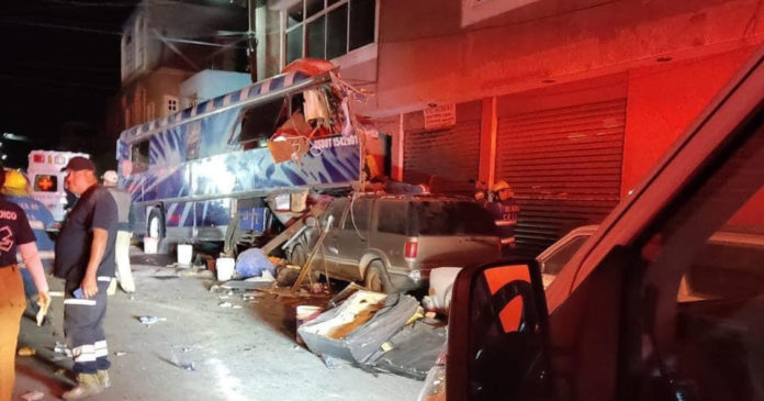 5 muertos deja choque de Autobús de la Banda San Juan Bautista,  al quedarse sin frenos