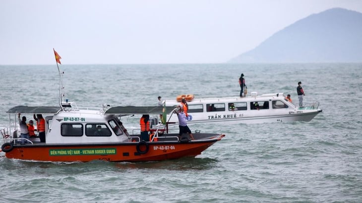 Al menos 13 muertos al hundirse un barco con turistas en Vietnam