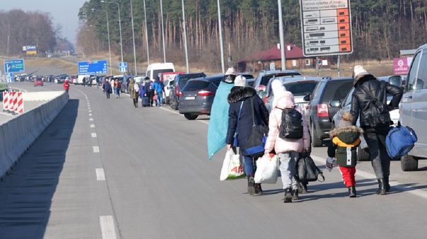 Unos 100,000 refugiados cruzaron de Ucrania a Polonia desde invasión rusa