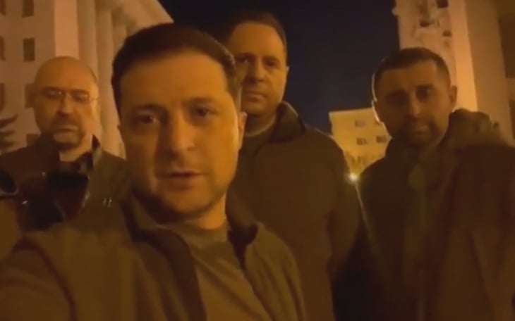 ¡Zelenski graba un vídeo para demostrar que sigue en pie Kiev y luchara!