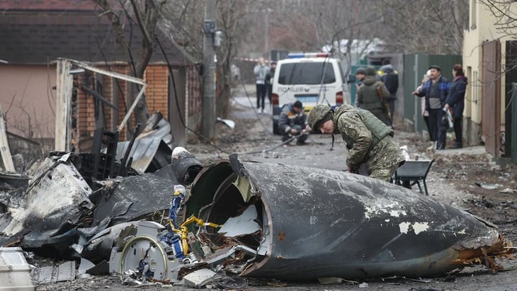Kiev registra 35 heridos durante la noche y un misil impactó contra edificio