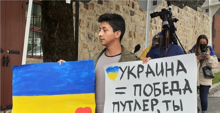 Ucranianos protestan contra la invasión ante la embajada rusa en Colombia