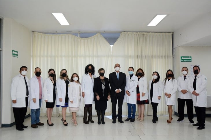 Primera dama de Monclova asiste a graduación de médicos
