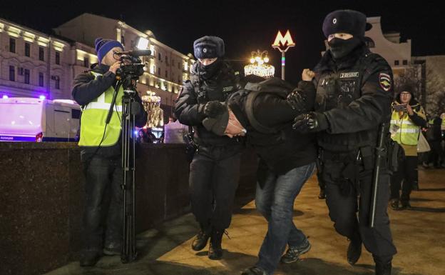 Más de 3,000 detenidos en Rusia en tres días en protestas contra guerra