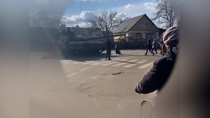 Ucraniano intenta bloquear tanques rusos con su cuerpo