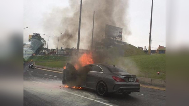 Se incendian tres autos en estacionamiento de Naucalpan