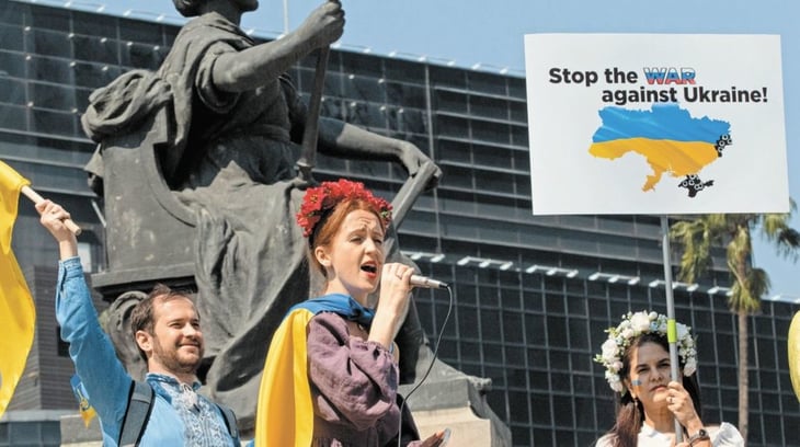 Ucranianos y rusos se manifiestan en Cancún por la invasión de Ucrania