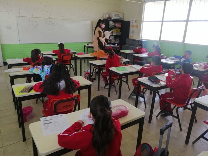 Alumnos de primer año presentan examen en Monclova 